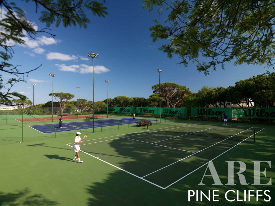 Le centre sportif Pinecliffs dispose de courts de tennis et d'une académie de tennis