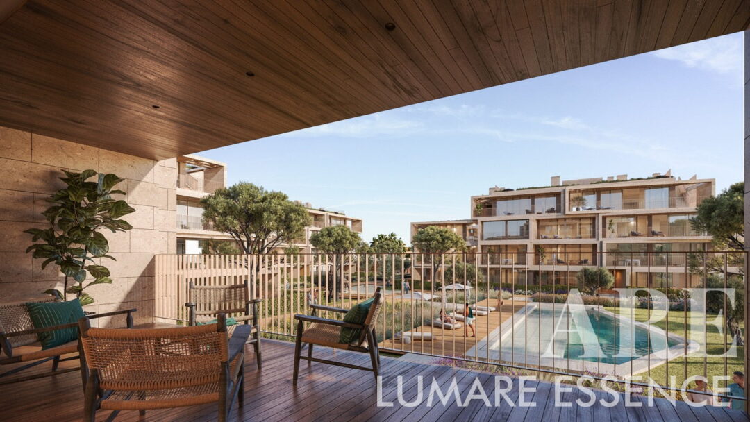 Balcón cubierto con vistas panorámicas a la piscina y al jardín.